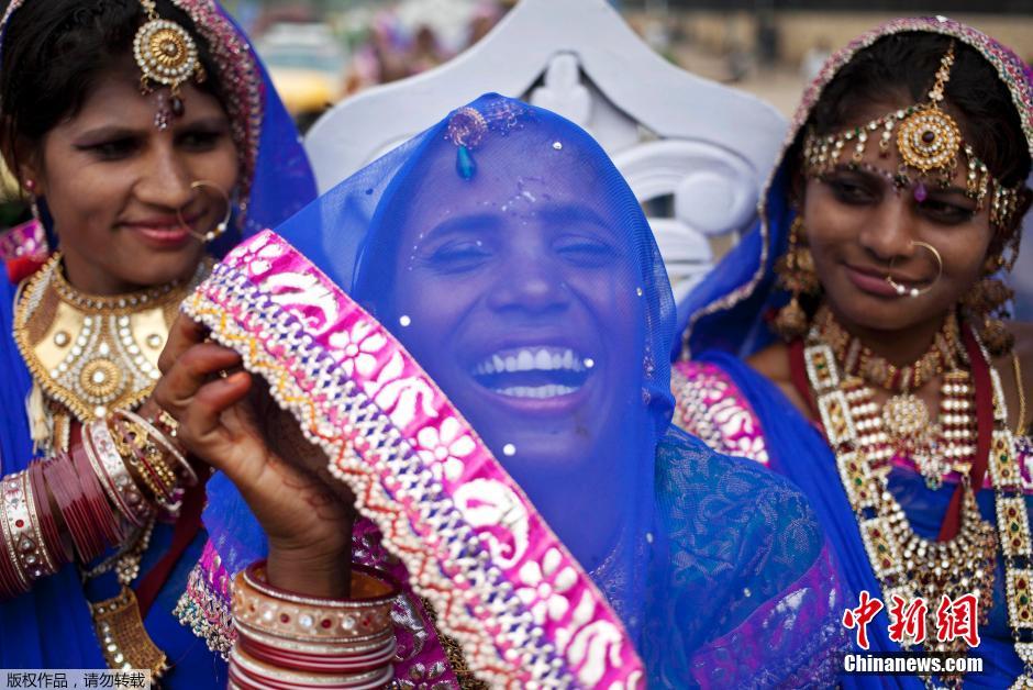 當(dāng)?shù)貢r間2014年6月15日,印度新德里,印度政府為數(shù)百對貧困新人舉辦集體婚禮。