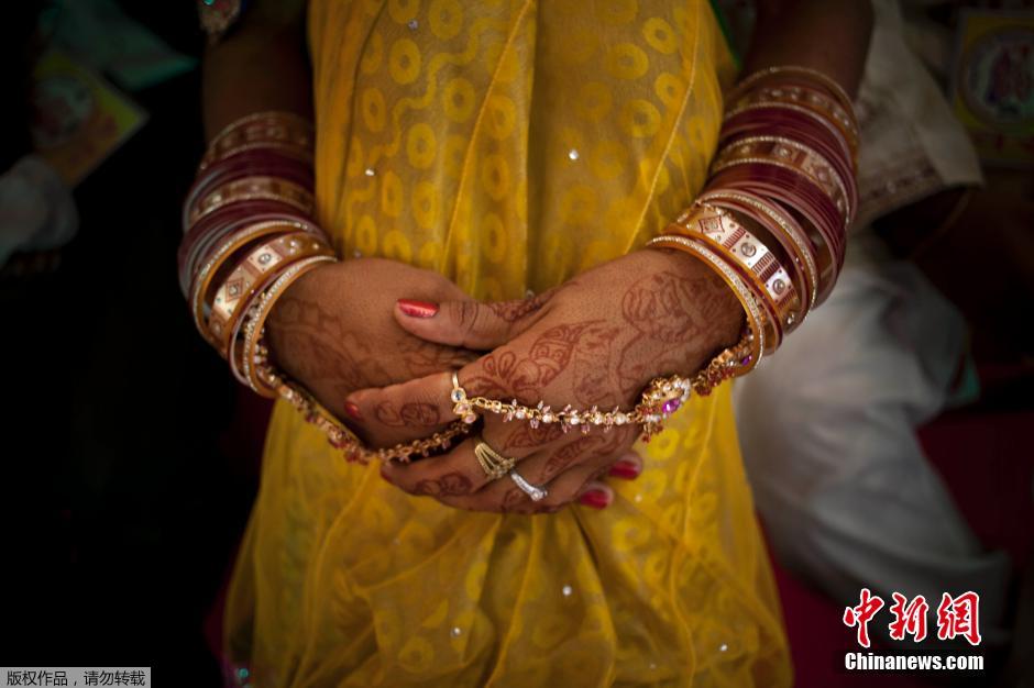 當(dāng)?shù)貢r間2014年6月15日,印度新德里,印度政府為數(shù)百對貧困新人舉辦集體婚禮。