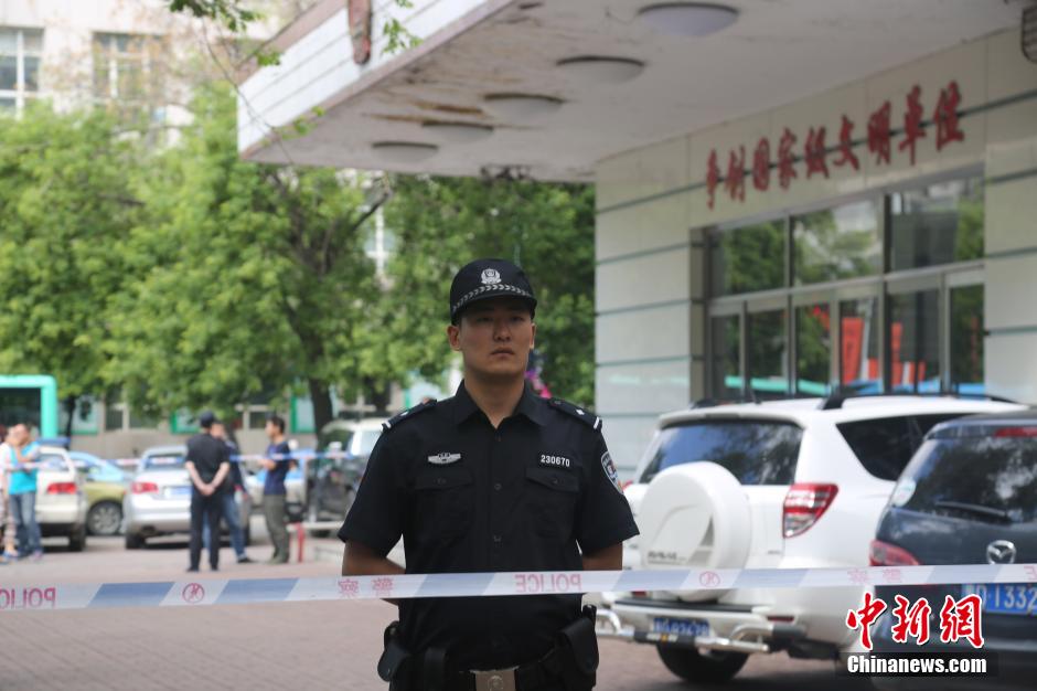 法院門(mén)前值守的法警