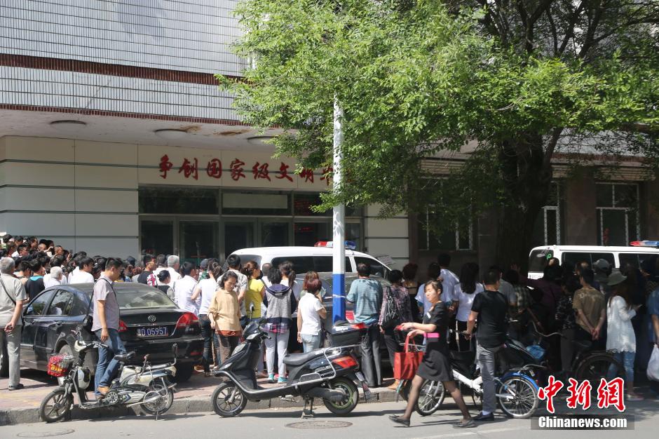 法院門(mén)前聚集的市民