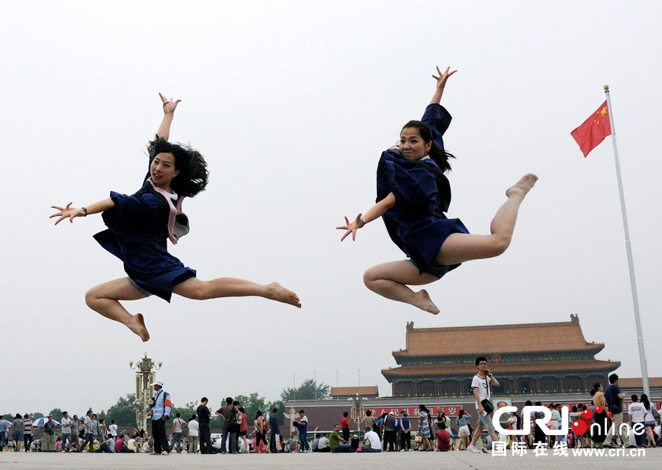 幾名打?qū)W生天安門廣場創(chuàng)意留影。圖片來源：金聞/CFP