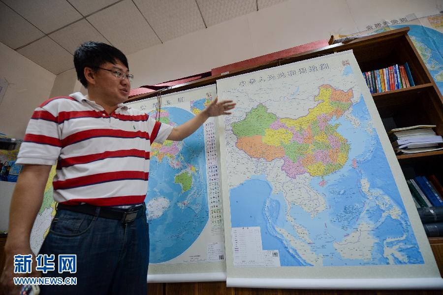 6月23日，湖南地圖出版社總編輯雷宜遜在介紹豎版《中華人民共和國地圖》。