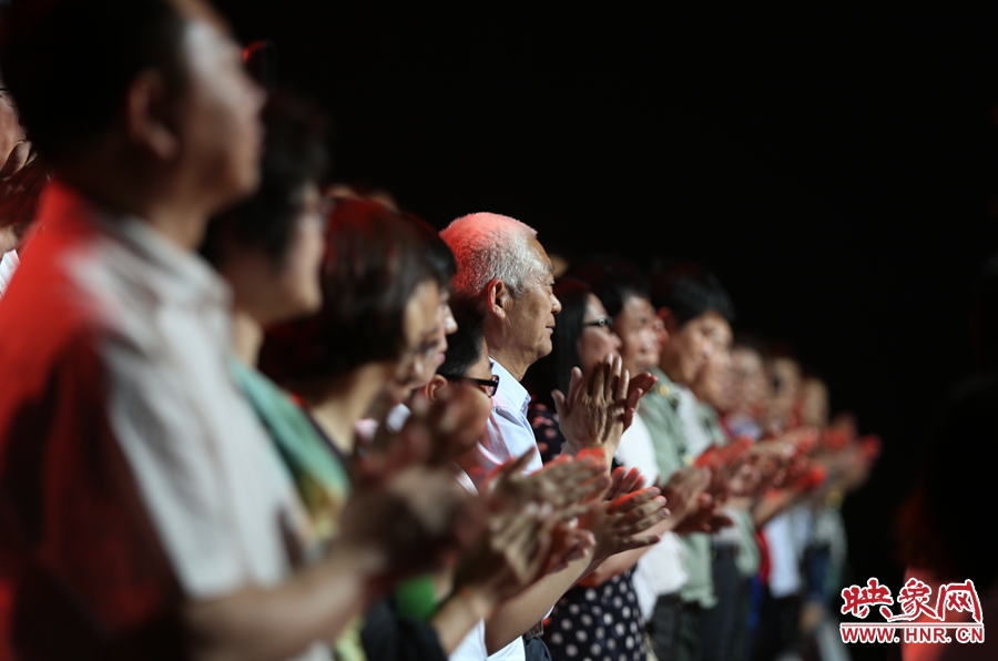 中央電視臺“時代楷?！卑l(fā)布廳，觀眾起立為“編外雷鋒團(tuán)”鼓掌。