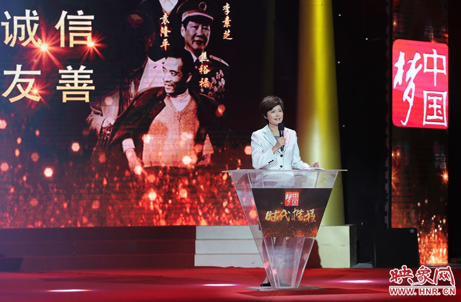 中央電視臺“時代楷?！卑l(fā)布廳，發(fā)布人敬一丹介紹“編外雷鋒團(tuán)”。