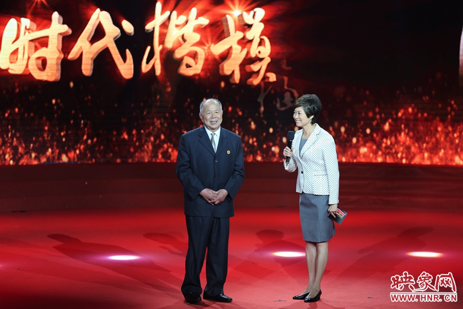 河南鄧州“編外雷鋒團(tuán)”團(tuán)長，在“時代楷?！卑l(fā)布廳接受敬一丹訪問。