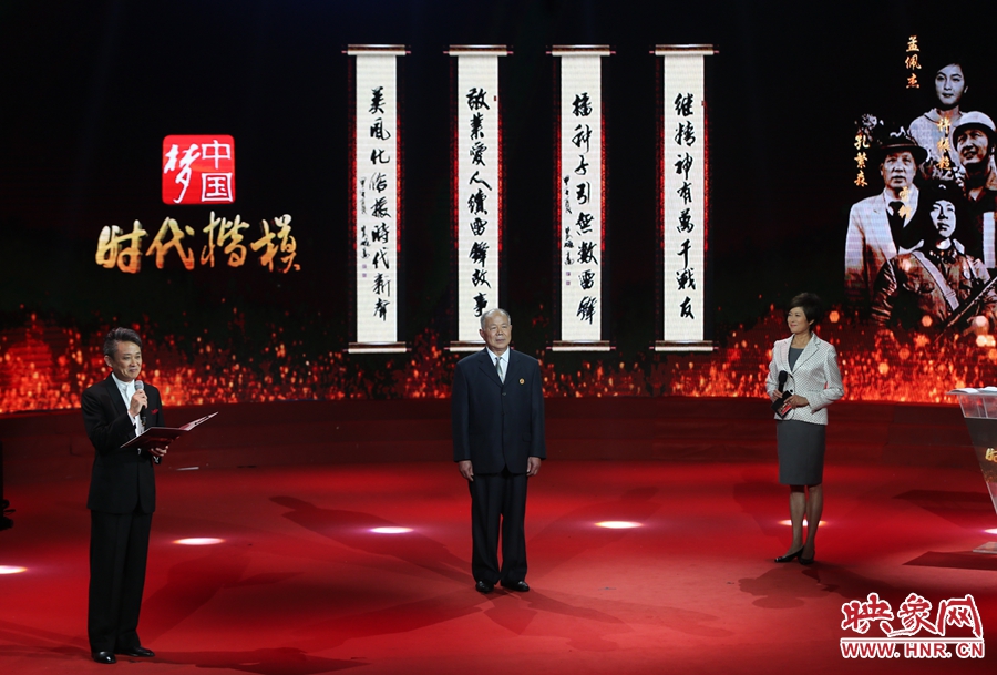 朗誦者現(xiàn)場朗誦贊河南鄧州“編外雷鋒團(tuán)”的楹聯(lián)。