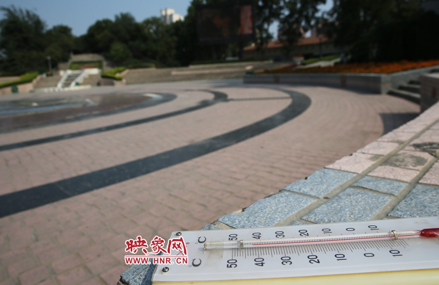 7月8日下午15時(shí)46分，紫荊山公園地表溫度為42度（溫度計(jì)放置地面測量），比人防納涼處高17度。