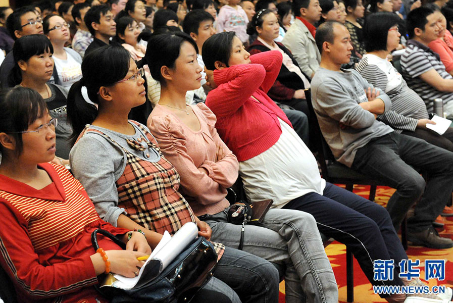 “準(zhǔn)媽媽”和“準(zhǔn)爸爸”們?cè)卩嵵菔信e行的一場金色“孕”律音樂會(huì)現(xiàn)場欣賞搖籃曲（2011年5月8日攝）。