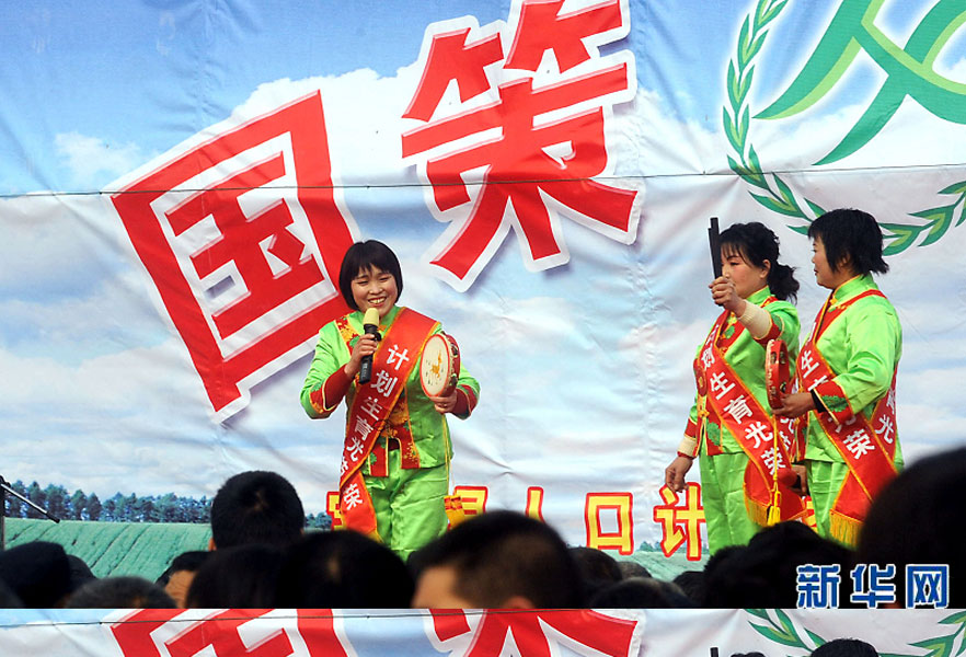 說唱演員在河南省寶豐縣街頭宣傳計(jì)劃生育政策（2008年2月19日攝）。