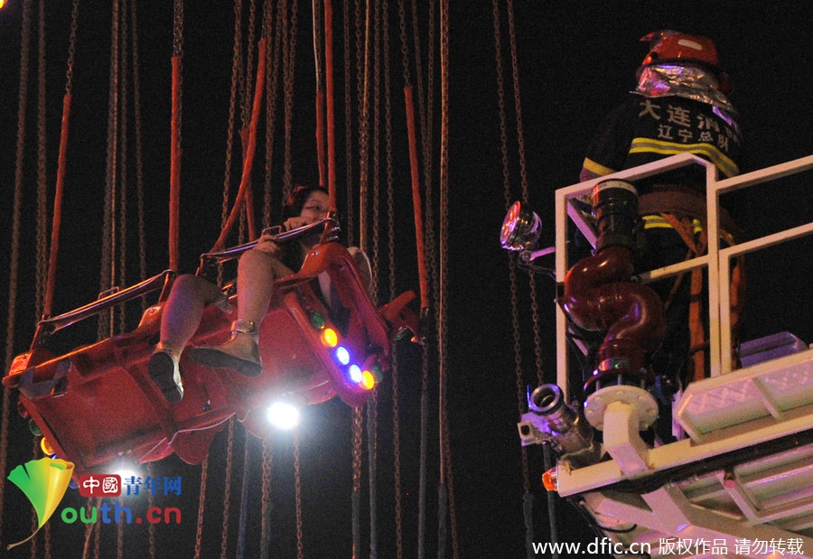 大連高空游樂設施出故障 游客被困20米高空 大連高空游樂設施出故障 游客被困20米高空