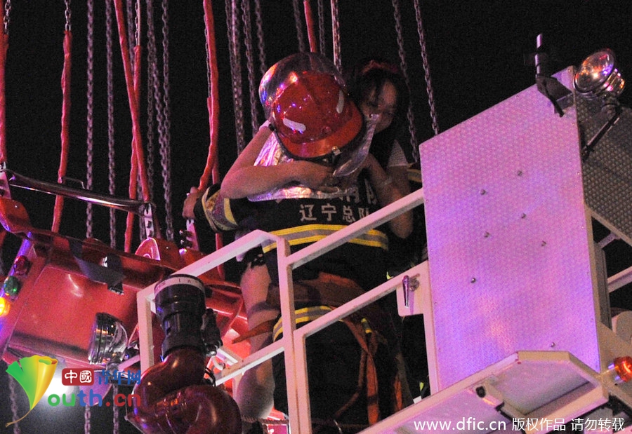 大連高空游樂設施出故障 游客被困20米高空 大連高空游樂設施出故障 游客被困20米高空