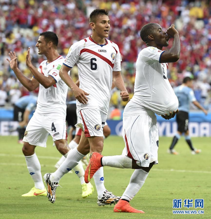 6月14日，哥斯達(dá)黎加隊(duì)球員喬·坎貝爾（右一）進(jìn)球后將足球塞進(jìn)衣服內(nèi)慶祝。