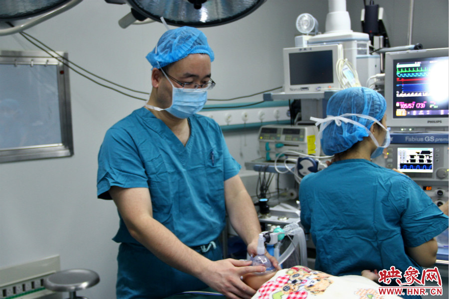 上午8點(diǎn)10分，小龍接受全身麻醉。