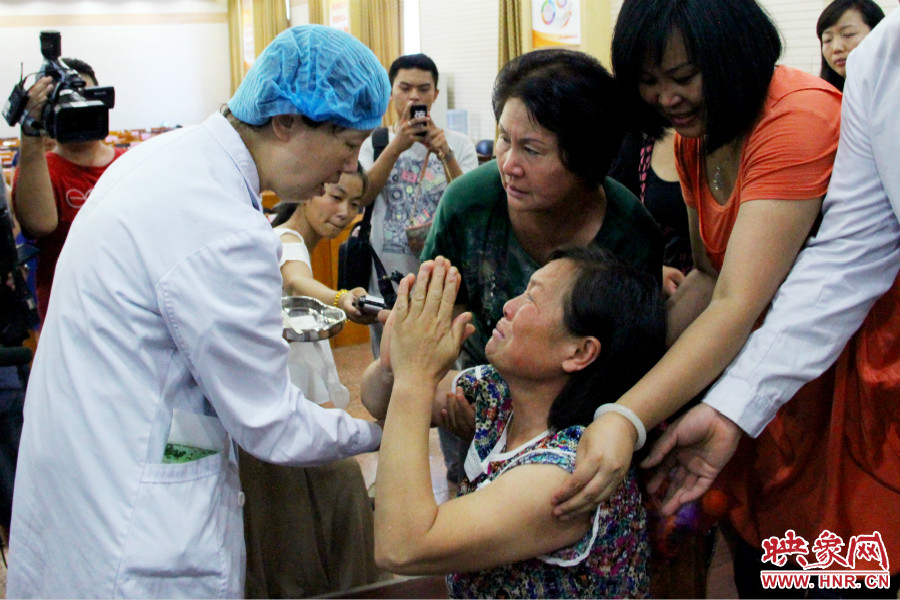 當(dāng)?shù)弥↓埬X部的鋼針成功取出，馮書(shū)想的情緒有些激動(dòng)。