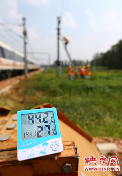 剛開始工作20分鐘，戶外溫度已經(jīng)達(dá)到44.2℃