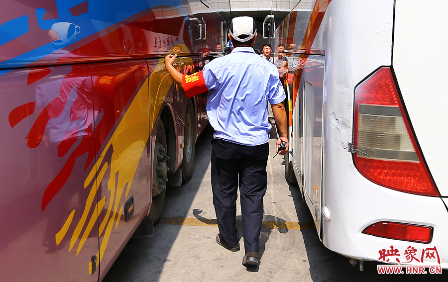 在車場指揮了十來分鐘，調度員的后背已被汗水浸透