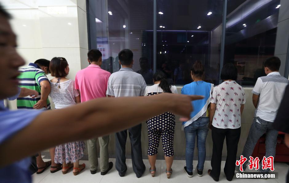 7月24日晚,南京警方將抓獲的以福建、江西、河南、湖北、黑龍江等多個外省市的涉及傳銷人員集中帶回。