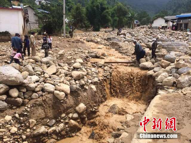 7月28日,云南省保山市隆陽區(qū)瓦房鄉(xiāng)喜坪村上坪小組發(fā)生山洪災(zāi)害,造成3戶人家9人被沖走。