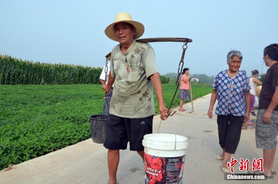 每天排隊取水，廢水循環(huán)使用已成為該村老少的生活習(xí)慣。