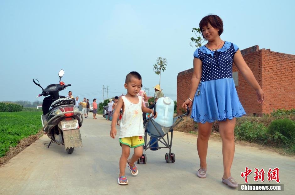 村民每天排隊取水。