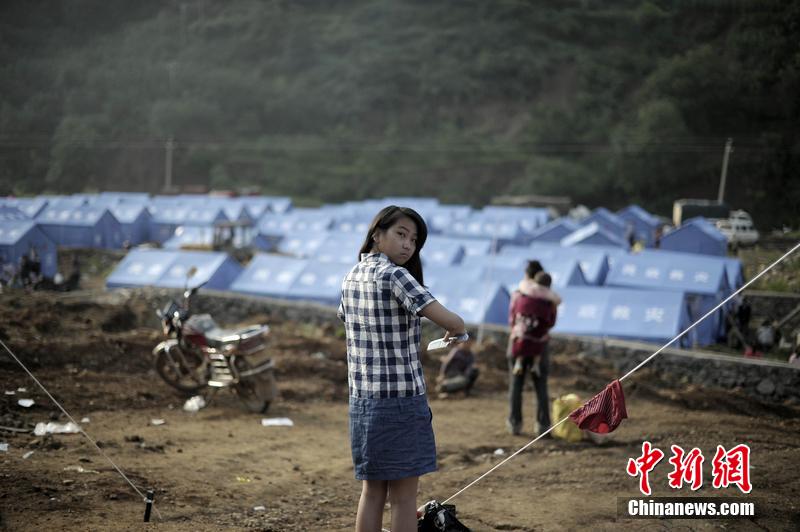 云南昭通龍頭山鎮(zhèn)受災群眾安置點，上千災民被安置在此，開始新的生活。