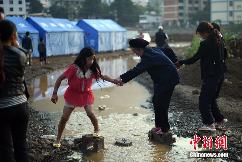 2014年8月6日，云南魯?shù)辇堫^山災區(qū)，民眾暫居帳篷。
