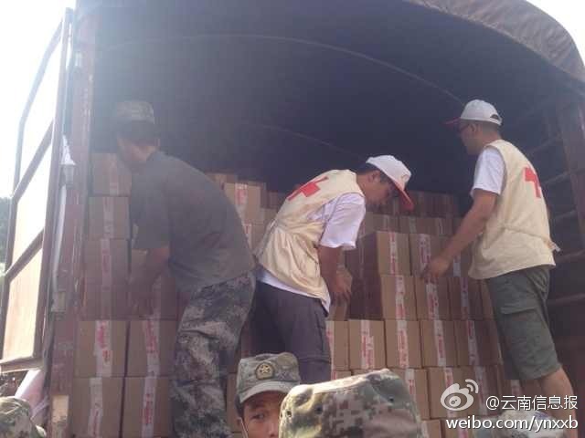 第14集團(tuán)軍官兵協(xié)助阿迪力將1100余箱切糕從貨車上卸下。