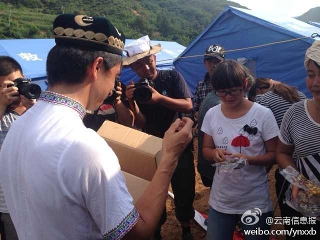 “切糕王子”阿迪力帶著重達(dá)5噸、價值50萬元的切糕于7日下午抵達(dá)魯?shù)榈卣鹫鹬旋堫^山鎮(zhèn)。