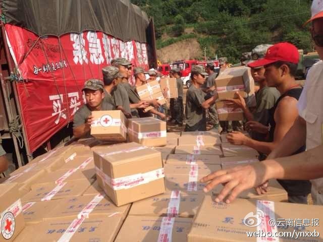 第14集團(tuán)軍官兵協(xié)助阿迪力將1100余箱切糕從貨車上卸下。