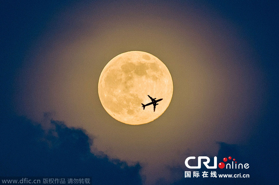 8月10日，19點15分，深圳上空的超級月亮。圖片來源：鄧飛/東方IC