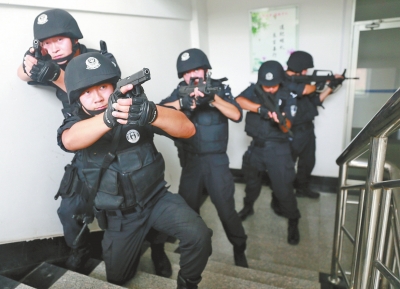進(jìn)入樓道后，特警開始地毯式搜索。