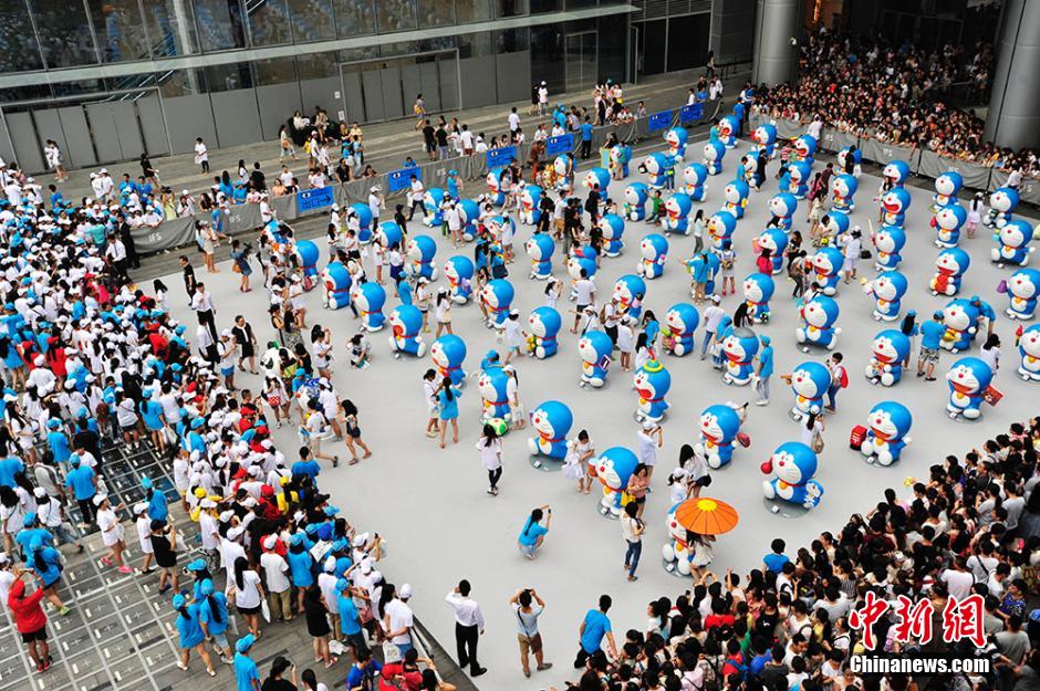 圖為成都民眾狂熱追捧哆啦A夢。