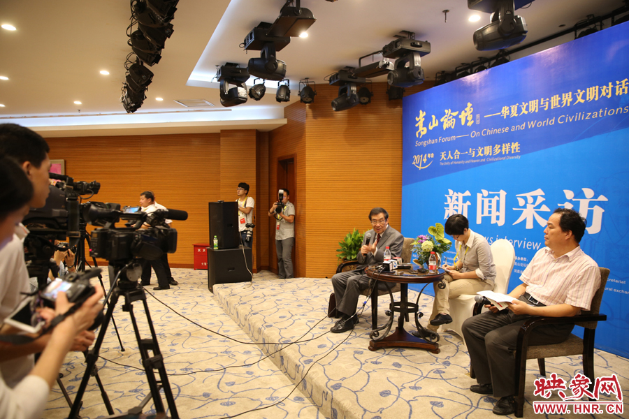 嵩山論壇新聞采訪現(xiàn)場。