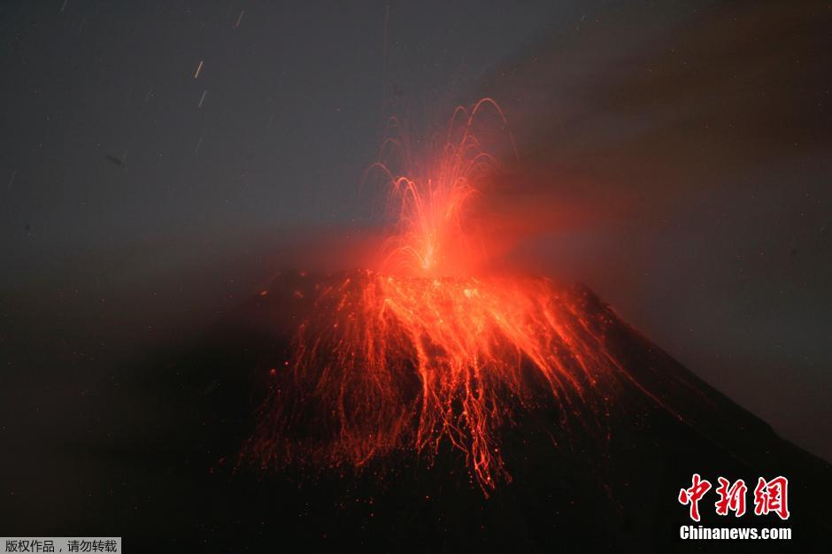 當(dāng)?shù)貢r(shí)間8月24日，厄瓜多爾通古拉瓦火山噴發(fā)，熔巖噴出宛如末世。