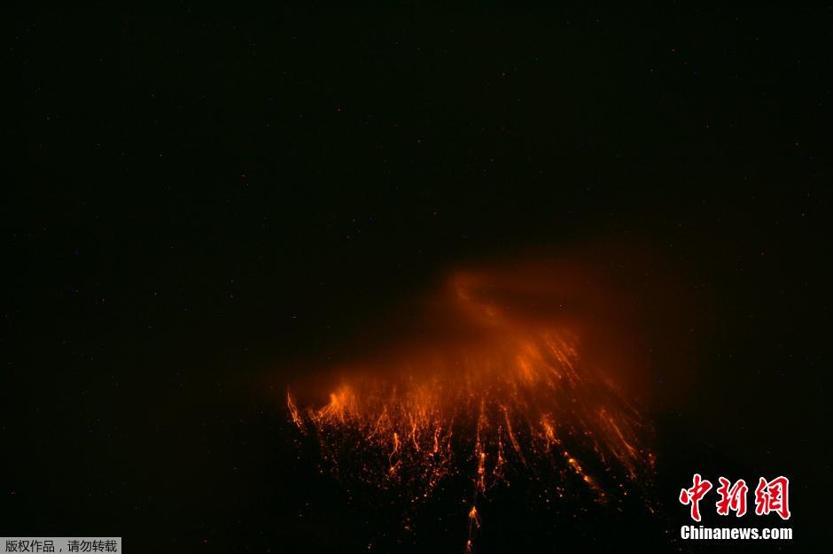 當(dāng)?shù)貢r(shí)間8月24日，厄瓜多爾通古拉瓦火山噴發(fā)，熔巖噴出宛如末世。