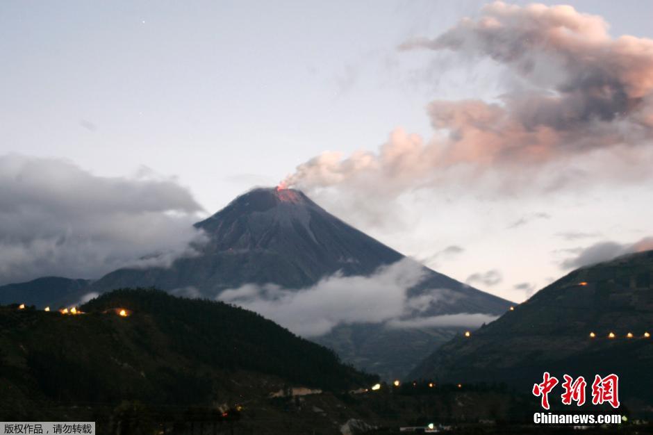 當(dāng)?shù)貢r(shí)間8月24日，厄瓜多爾通古拉瓦火山噴發(fā)，熔巖噴出宛如末世。