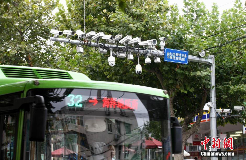 青島現(xiàn)最牛監(jiān)視設(shè)備 一根桿上架有19個(gè)探頭 青島現(xiàn)最牛監(jiān)視設(shè)備 一根桿上架有19個(gè)探頭