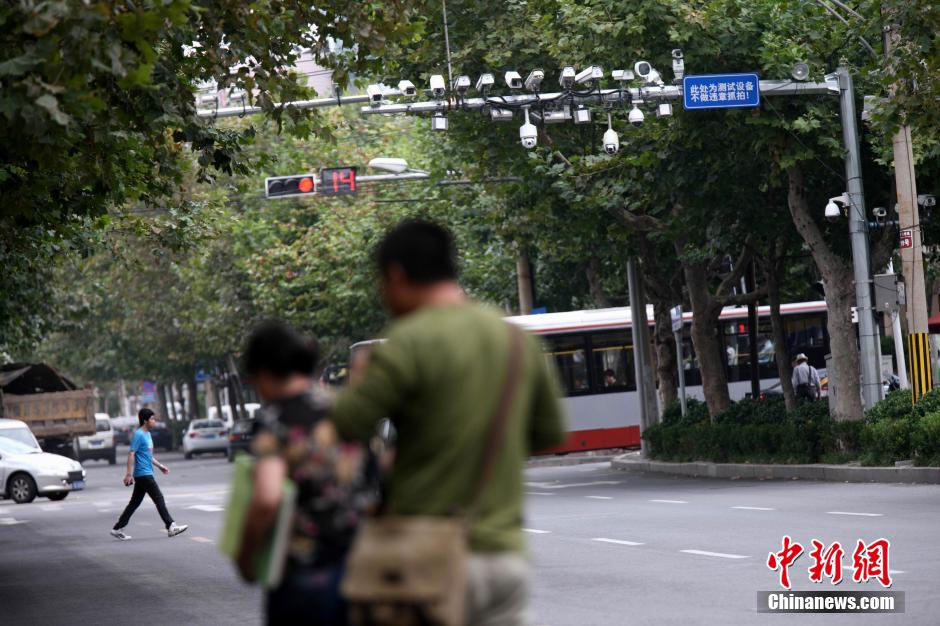 青島現(xiàn)最牛監(jiān)視設(shè)備 一根桿上架有19個(gè)探頭 青島現(xiàn)最牛監(jiān)視設(shè)備 一根桿上架有19個(gè)探頭