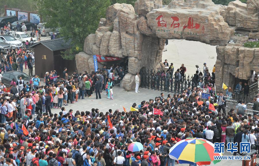  9月21日，大批游客在河北淶源白石山景區(qū)入口處排隊(duì)等候進(jìn)入。