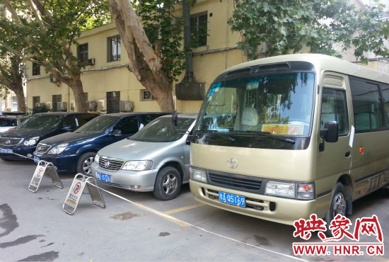 管城區(qū)委院內(nèi)已經(jīng)被封存公車在停車場停放。