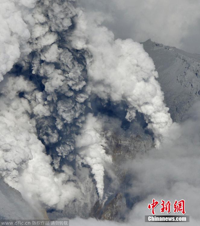 當(dāng)?shù)貢r間2014年9月27日，日本中部御岳山發(fā)生噴發(fā)，或已造成數(shù)人受傷。