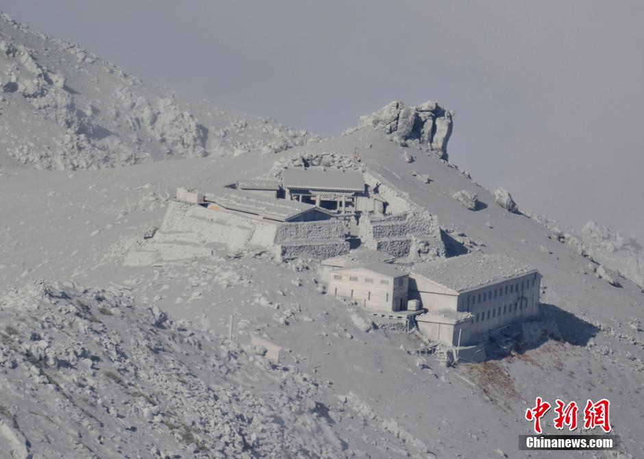 當(dāng)?shù)貢r間2014年9月27日，日本中部御岳山發(fā)生噴發(fā)，或已造成數(shù)人受傷。