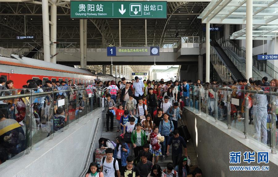10月6日，抵達貴陽火車站的旅客準備出站。
