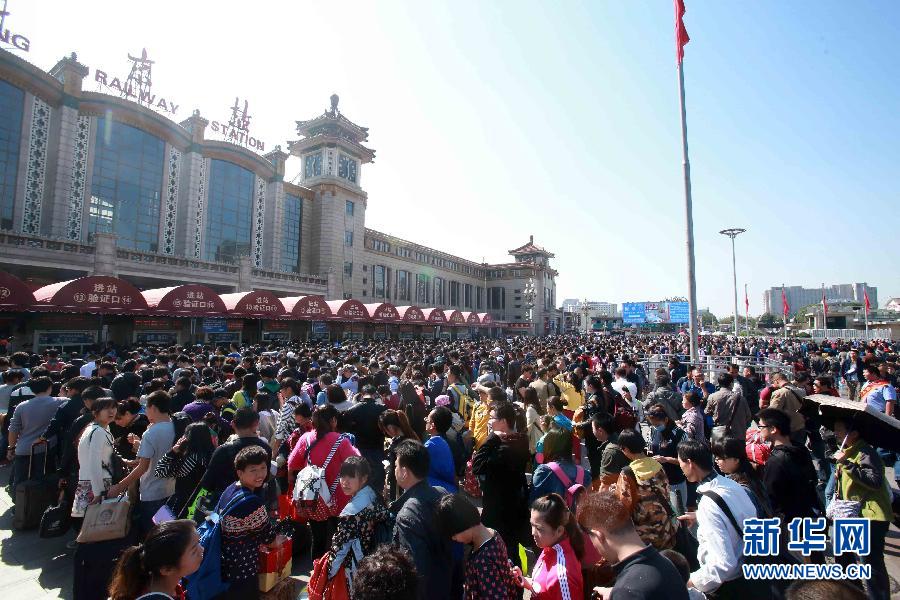  10月6日，在北京火車站，人們排隊進站。