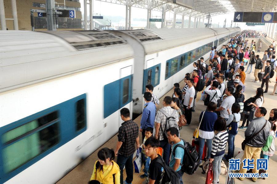 10月6日，在安徽銅陵火車站，大批旅客在站臺上等候乘車。