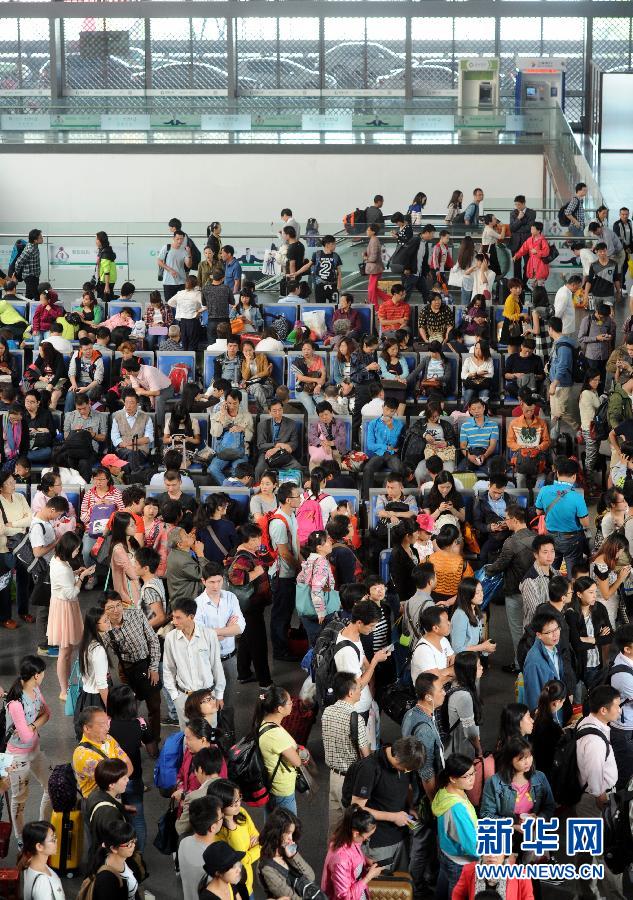10月6日，旅客在蘇州火車站候車大廳等候乘車。