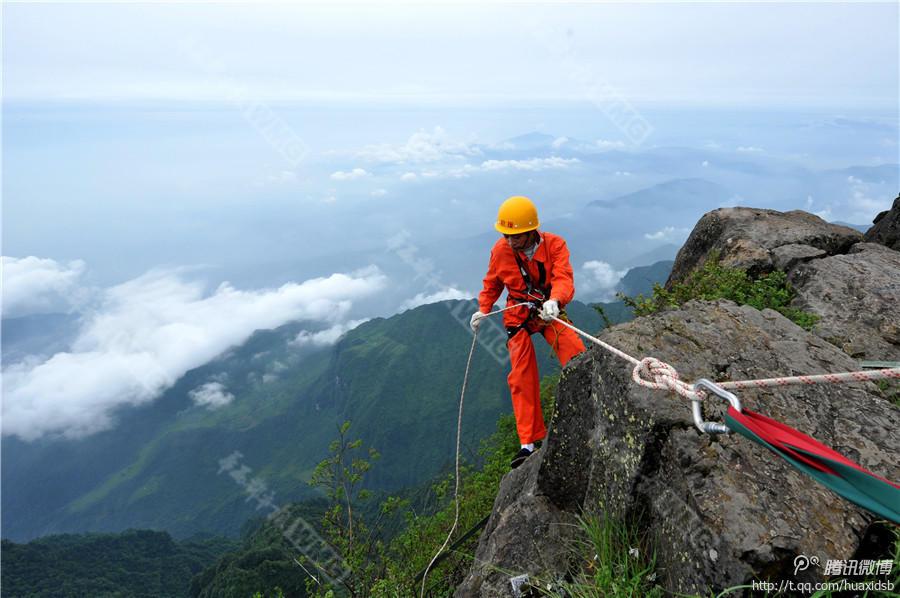 10月5日，峨眉山景區(qū)清潔工彭文才下到巖壁清理游客丟棄的垃圾。