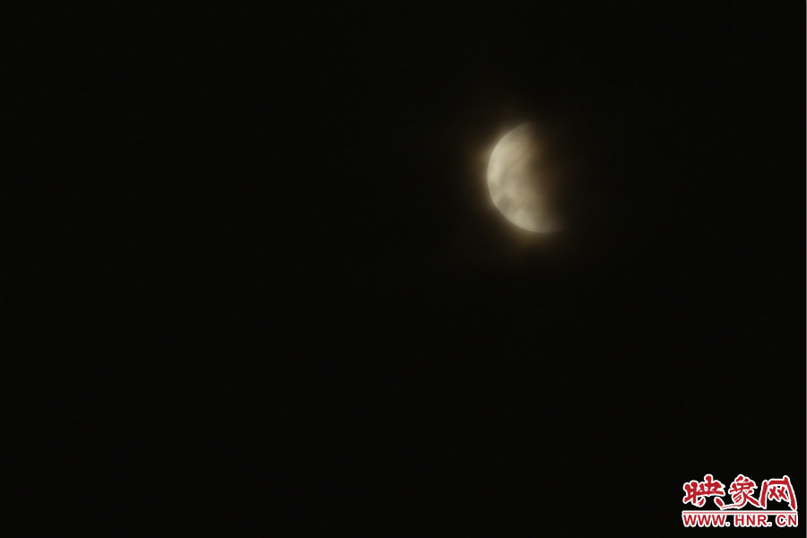 20：02月亮在云層中忽隱忽現(xiàn)。