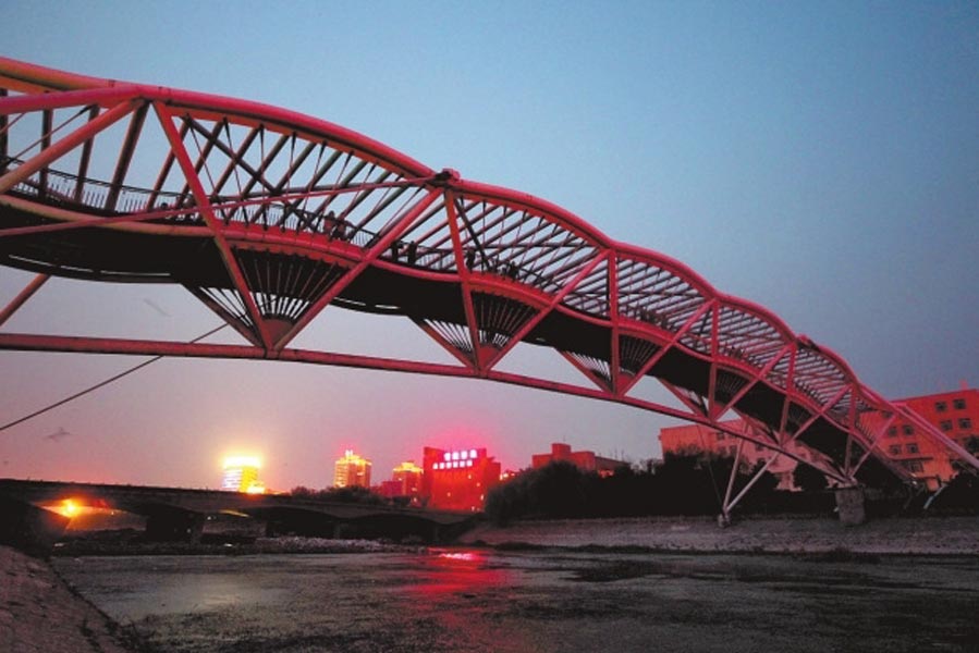 此前三座橋黑燈瞎火，許多人為此不敢從此過(guò)。