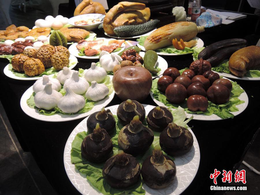 "滿漢全席"石頭宴現(xiàn)身鄭州 造型逼真惹垂涎 "滿漢全席"石頭宴現(xiàn)身鄭州 造型逼真惹垂涎